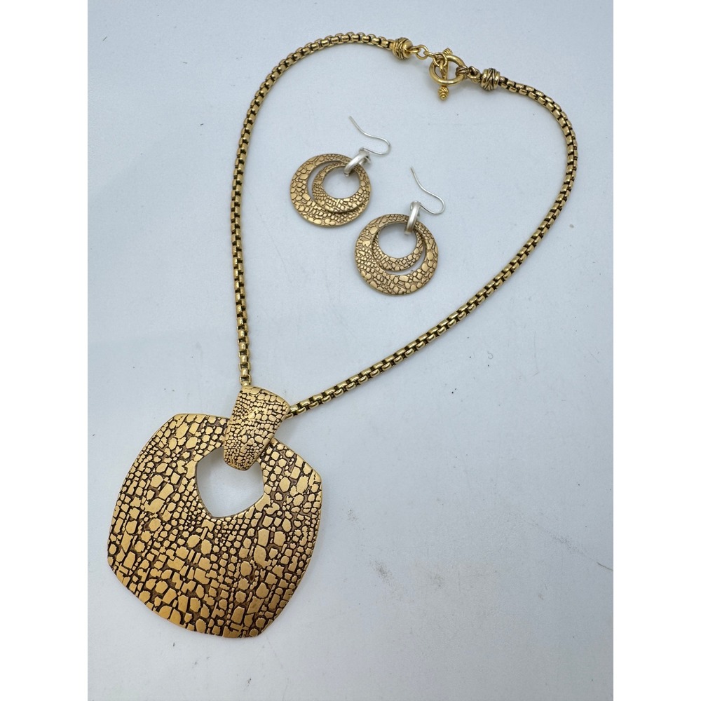Premier Designs Exotic Gold Tone Crocodile Texture Pendant Necklace Earring Set